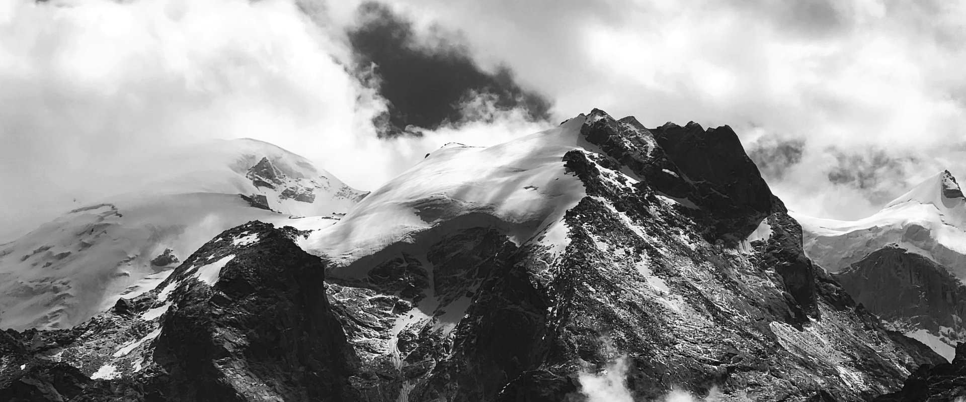 Foto in bianco e nero di montagne