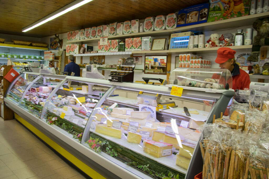 Banco slaumi e formaggio Moiola MArket
