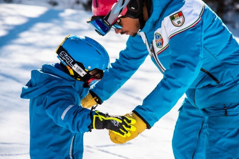 maestro e bimbo con casco