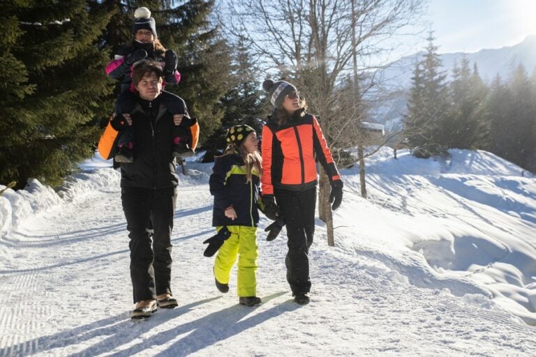 famiglia in passeggiata sulla neve