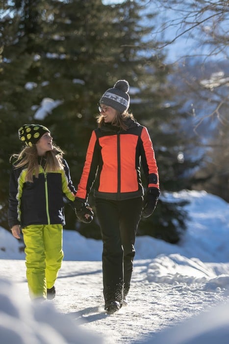 famiglia in passeggiata sulla neve