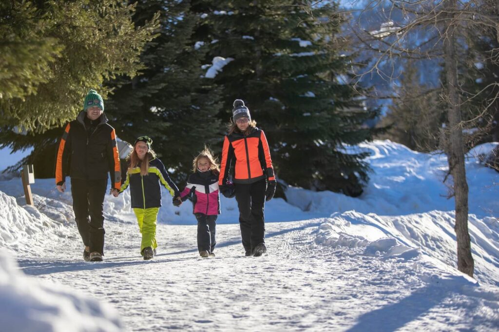 famiglia a passeggio sulla neve a madesimo