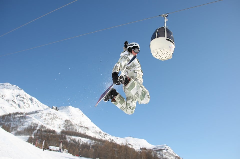 snowboarder che salta