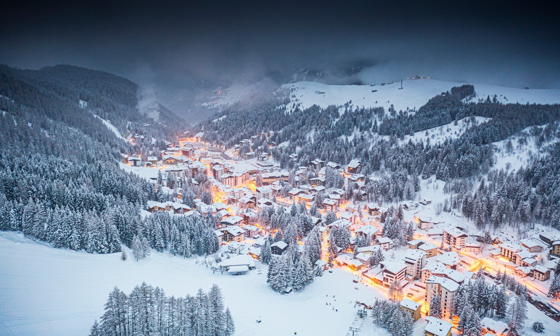 Madesimo panorama invernale ora blu