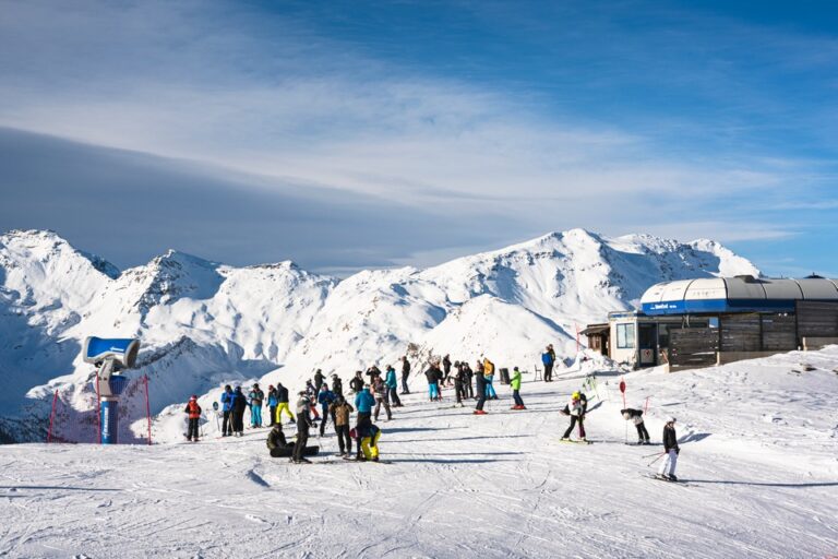 Arrivo seggiovia Montalto con sciatori e cime innevate