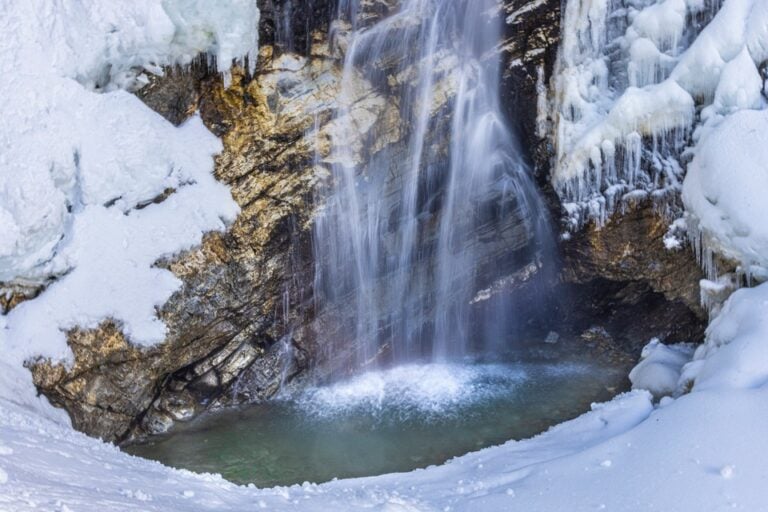 Cascata del Groppera scioglimento ghiaccio acqua