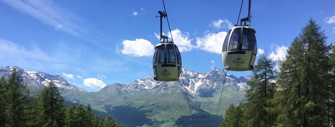 gli ovetti della cabinovia Larici e sullo sfondo il pizzo Ferré