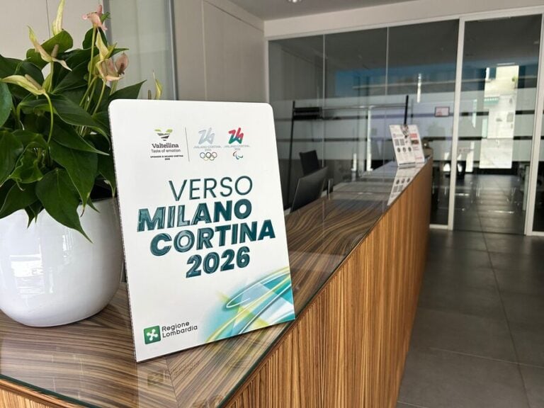 espositore banco Verso Milano Cortina